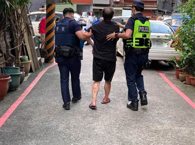 黃姓男子因不滿樓上謝姓婦人，盡持刀將人砍傷。（陳彩玲攝）