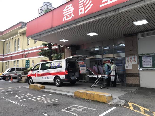 消防員將婦人送往基隆醫院救治，所幸意識清楚，並無大礙。（陳彩玲攝）