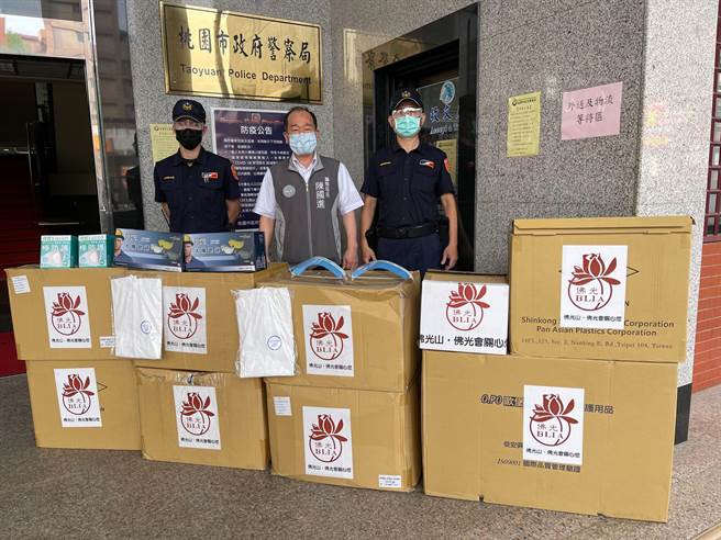 「佛光山國際佛光會中華總會」捐贈防護衣500件、護目鏡300付、防護面罩400個、N95口罩500個等物資給桃園市政府警察局。（警方提供／賴佑維桃園傳真）