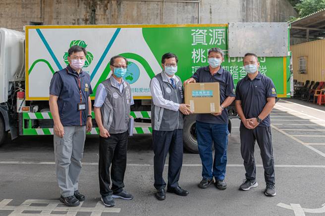 郑文灿8日慰问执勤劝导民眾戴口罩遭打骂的清洁队员。(市府提供／蔡依珍桃园传真)