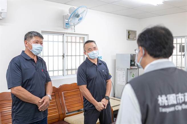 郑文灿8日慰问执勤劝导民眾戴口罩遭打骂的清洁队员。(市府提供／蔡依珍桃园传真)