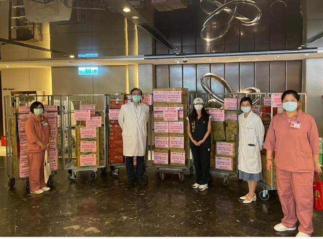 台北市議員應曉薇自掏腰包買物資，將百箱的物資送至台北市首間專責防疫旅館凱撒飯店。（議員應曉薇提供）