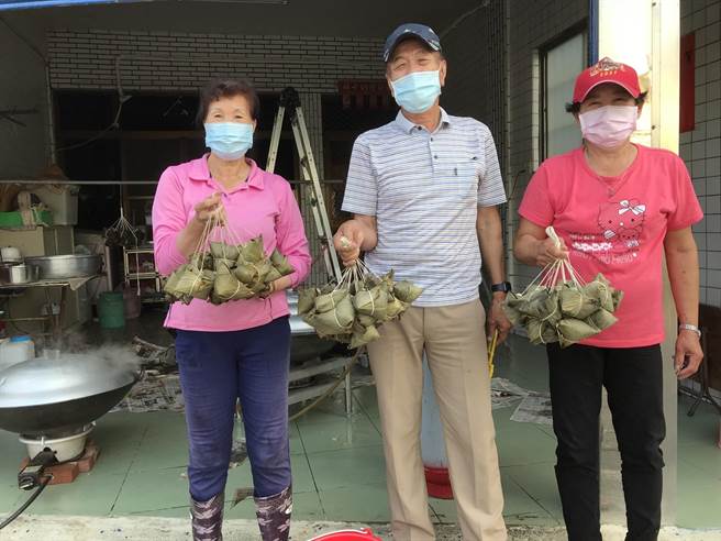 云林县北港镇农会结合外送平台，赠送长者爱心粽欢度端午佳节。（北港镇农会提供／张朝欣云林传真）