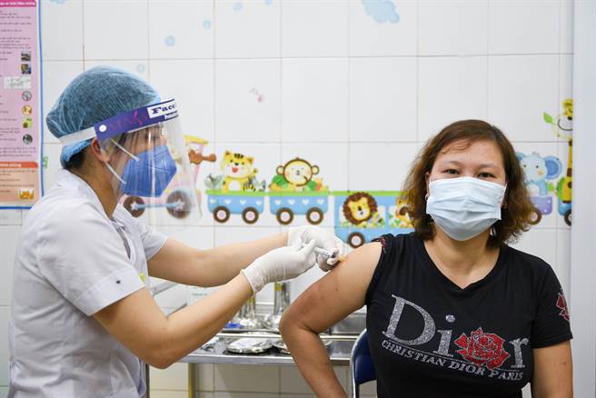 越南政府經費不足，請求公眾捐款協助購買新冠疫苗。圖為越南民眾接種疫苗。（圖／路透社）