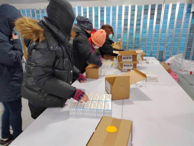 行政院长苏贞昌今晚在脸书宣布，15万剂莫德纳疫苗在零下20度完成封缄，明起医护人员优先施打。（取自苏贞昌脸书）