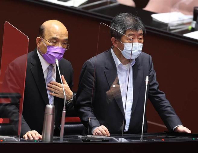 行政院长苏贞昌（左）与卫福部长陈时中（右）双双对没造顾好民眾，造成那么多宝贵生命逝去，深感抱歉。（台北市摄影记者联谊会提供）
