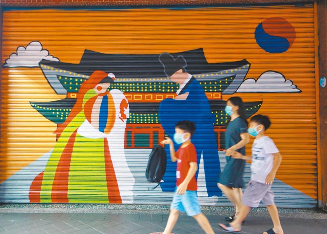 受到本土新冠疫情蔓延，三级警戒再度延长至6月28日，对于面临资金压力的内需产业，无疑是雪上加霜。图为新北素有韩国街之称的中兴街，有不少店家拉下铁门没有营业。（陈信翰摄）