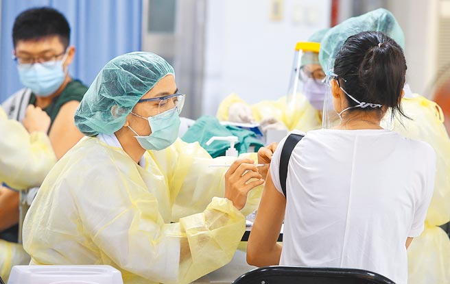 为推动新冠肺炎疫苗大规模接种作业，中央流行疫情指挥中心编列经费约40亿实施奖励，台北市忠孝医院也在成德市场实施新冠肺炎疫苗接种作业，7日一大早许多医护人员前往接种。(陈俊吉摄)