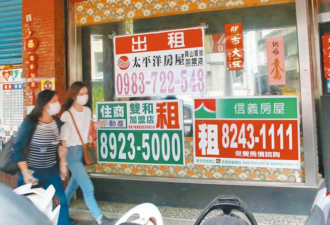 受到本土新冠疫情蔓延，三级警戒再度延长至6月28日，对于面临资金压力的内需产业，无疑是雪上加霜。图为贴上许多招租广告的店面。（陈信翰摄）