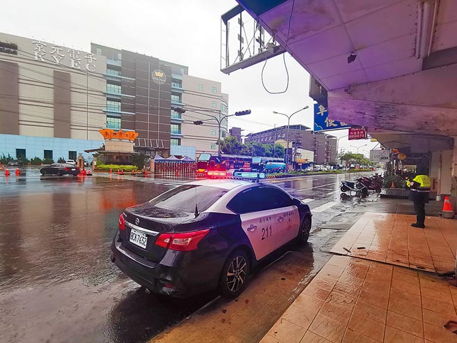 苗栗县警局竹南分局从6月5日就在京元电竹南厂大门口劝导外籍移工禁止外出。（谢明俊摄）