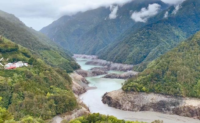 近日几波锋面影响，带来丰沛水气，台中地区陆续降雨，德基水库也获得水量挹注。（民眾提供）