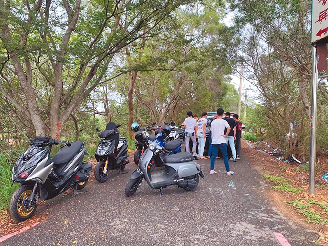 11名高中、男大生騎機車，在彰139線大彰路20公里處的林蔭小徑車聚，遭眼尖民眾發現沒戴口罩通報警方；警方到場稽查時眾人已戴上口罩，但人數仍違反防疫規定，恐將遭開罰至少66萬元罰鍰。（警方提供／謝瓊雲彰化傳真）