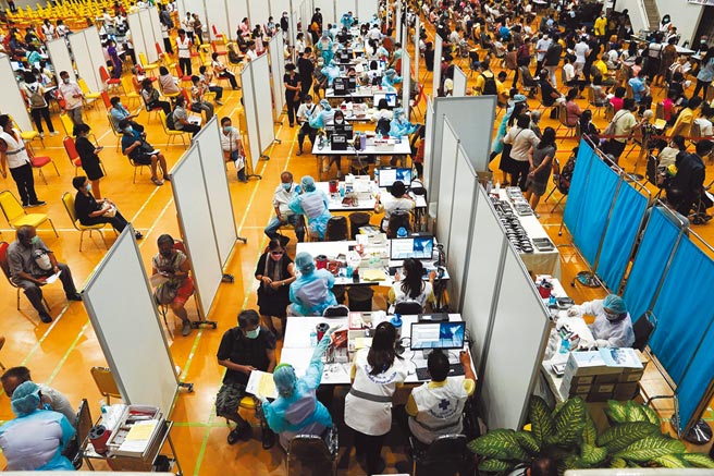 全球230位知名人士6日发表公开信，呼吁G7成员国拨款分担贫穷国家施打新冠疫苗所需的660亿美元三分之二的费用等。图为在泰国法政大学体育馆开设的疫苗接种点。（路透）