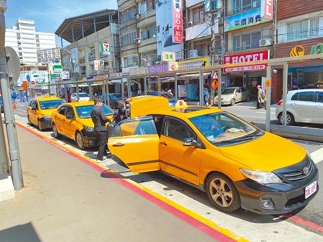 中央4.0纾困计画，计程车运将最高补助3万元。（蔡依珍摄）