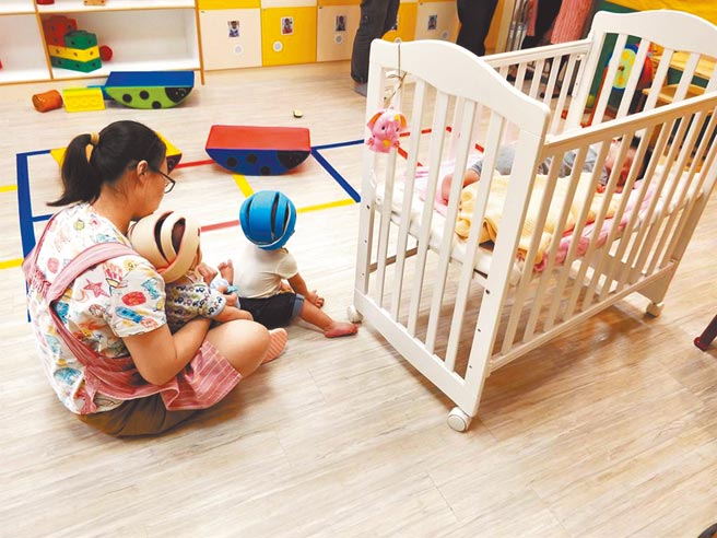 北市針對警消醫護防疫人員推出托育補助，家中如有0至2歲的嬰幼兒，送托至「全日托」居家保母，可補助每月8000元。（本報資料照片）