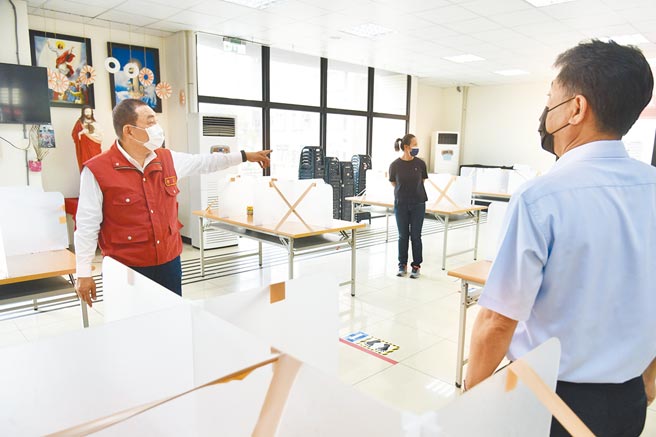 新北市长侯友宜（左）昨视察耀华电子厂移工宿舍，并指示劳工局3日内对雇用50名移工以上大厂进行访查，防堵移工群聚感染风险。（新北市劳工局提供／蔡雯如新北传真）