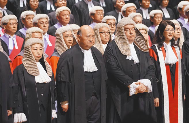 英国籍的香港终审法院非常任法官何熙怡表示，因为《香港国安法》的缘故，她不希望连任。图为去年1月，香港法律年度开启典礼在中环大会堂举行。前排左二为香港终审法院首席法官马道立。（中新社）