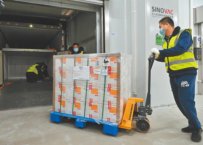 大陆新增19例新冠确诊病例，其中境外输入病例14例、本土病例5例，均在广东；无新增死亡、疑似确诊病例。图为工人在仓库内进行疫苗装载作业。（中新社）