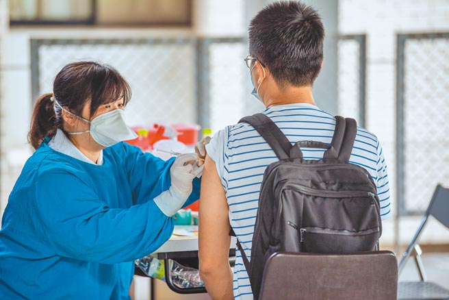 有医事人员认为桃园现行打疫苗的作业方式文书作业繁琐，未来恐无法承受全民施打的人流，建议师法美国线上预约填表简化流程。（蔡依珍摄）