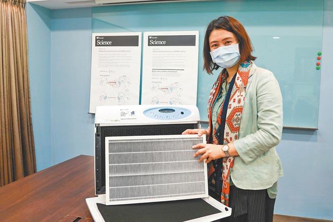 國立中山大學氣膠科學中心主任王家蓁指出，氣膠才是肺炎病毒主要傳播途徑，室內可加裝空氣清淨機、紫外光燈有效殺菌濾除。（國立中山大學提供／袁庭堯高雄傳真）