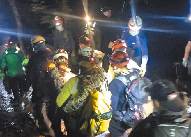 屏東警消將饒姓登山客搬運下山，正積極釐清死因。（屏東消防隊提供／林和生屏東傳真）