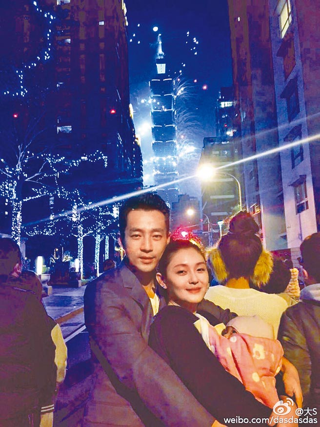 汪小菲（左）一再低頭盼愛妻大S能消消氣。（摘自微博）