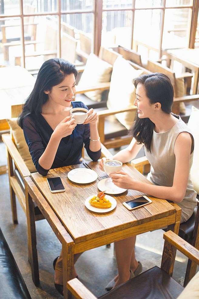 疫情衝击，咖啡厅全面禁止内用，黑金产业变色。（CFP）