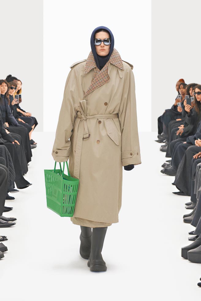 1.本季每套造型皆由艺术家Eliza Douglas演绎。（Balenciaga提供）