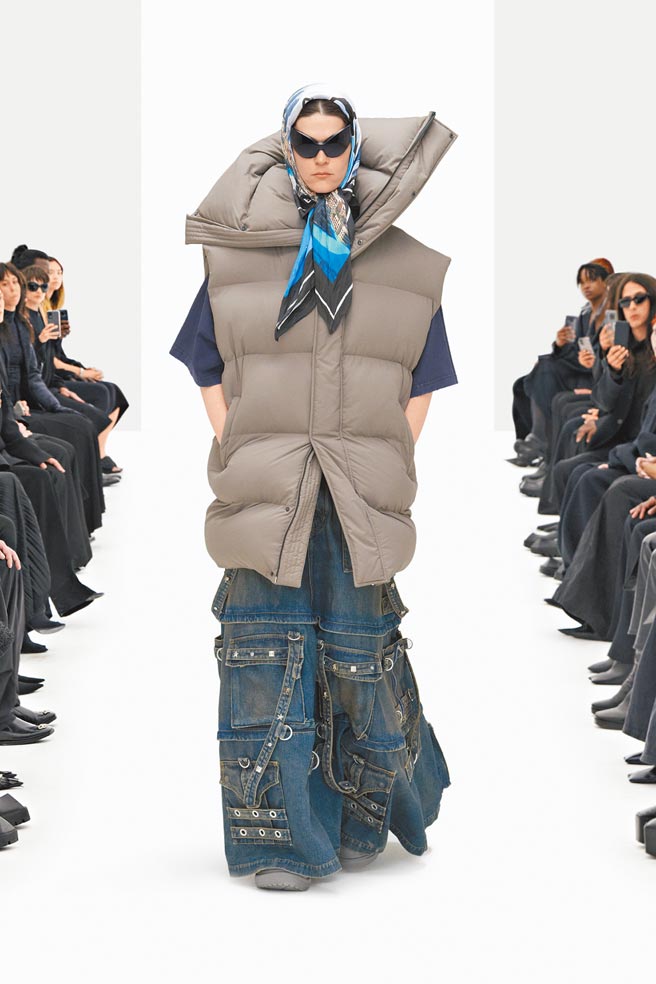 2.parka大褛和羽绒服都缩短袖子并加长领子，领子高竖并远离颈部，突出Balenciaga的态度。（Balenciaga提供）