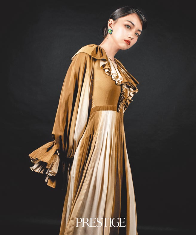 黑嘉嘉以Gucci连身裙，搭配CARIDI FAIRYLAND 女皇绿玉髓系列耳环，展现奢华气质。（服装／Gucci、饰品／CARIDI／《PRESTIGE TAIWAN》提供）