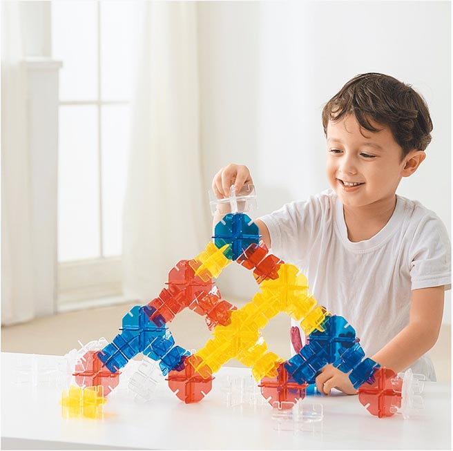 Weplay晶彩積木，立體雪花積木除了單點卡合外，更新增「兩點卡合」及「垂直拼組」玩法，原價1680元，特價1596元。（Pinkoi提供）