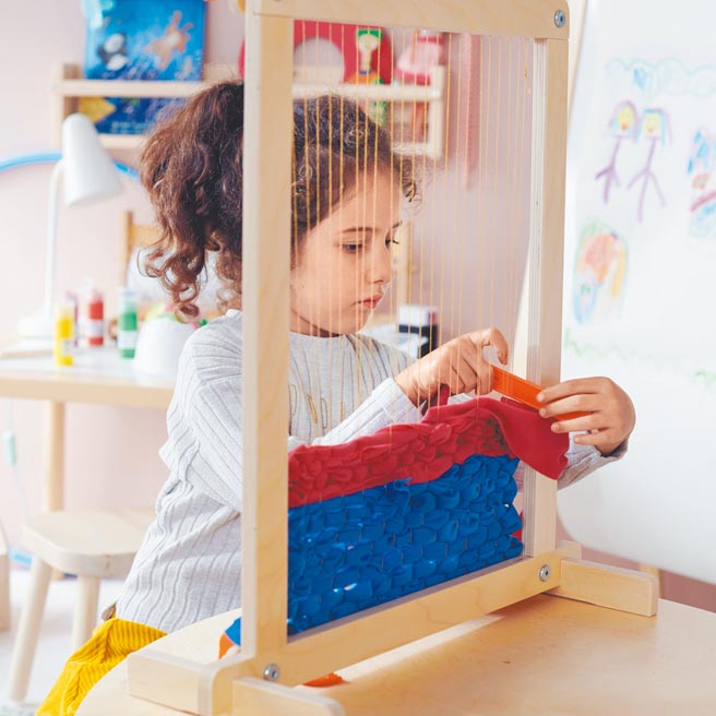 LUSTIGT織布機玩具7件組，可用紗線、鞋帶和塑膠袋等材料編織任何物品，助於發展孩子的細微動作技能和專注力，699元。（IKEA提供）