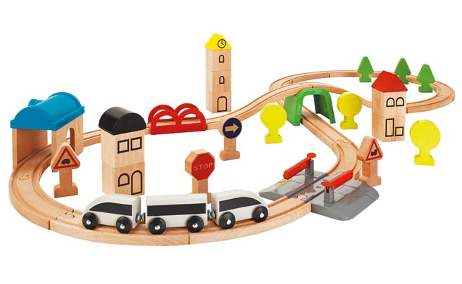 LILLABO玩具火車附軌道45件組，讓孩子發展想像力、細微的動作技能和邏輯思考能力，599元。（IKEA提供）