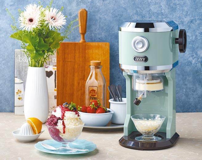 日本Toffy 復古風電動刨冰機，原價2690元，特價2180元。（台隆手創館提供）