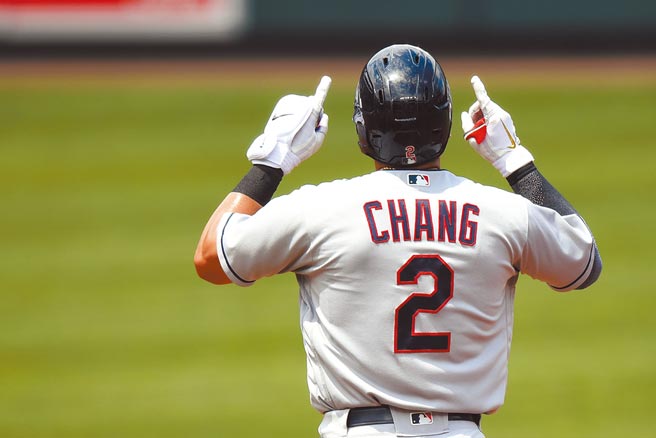 印地安人队张育成昨在3局敲出二垒安打后举手庆祝。（美联社）