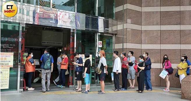 纾困4.0已于4日开始发放，但规则与去年差不多，仍有近半劳工领呒，上网抱怨「缴税不缺席，纾困没我的！」（图／马景平摄）