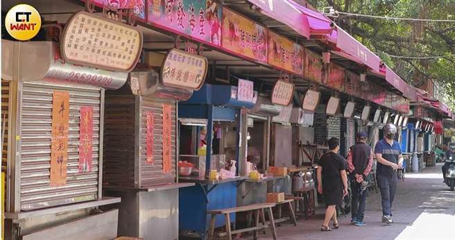 纾困4.0里，劳工的薪资补贴须透过雇主代为请领和发放，但不少雇主没生意乾脆收摊，自然也无法代为申请补贴。（图／林士杰摄）