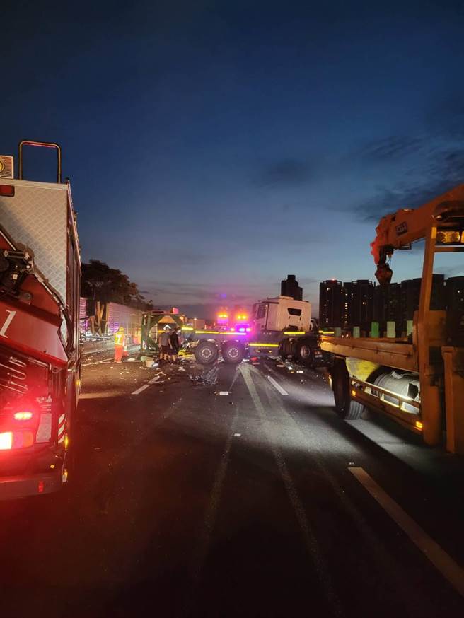国道一号南下竹北交流道前发生一起重大车祸，现场疑似4车连撞。（翻摄照片／庄旻静新竹传真）