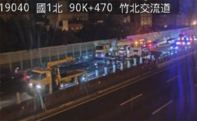 国1南下新竹交流道4车连环撞，1人命危4人轻伤。(翻摄脸书记者爆料网)