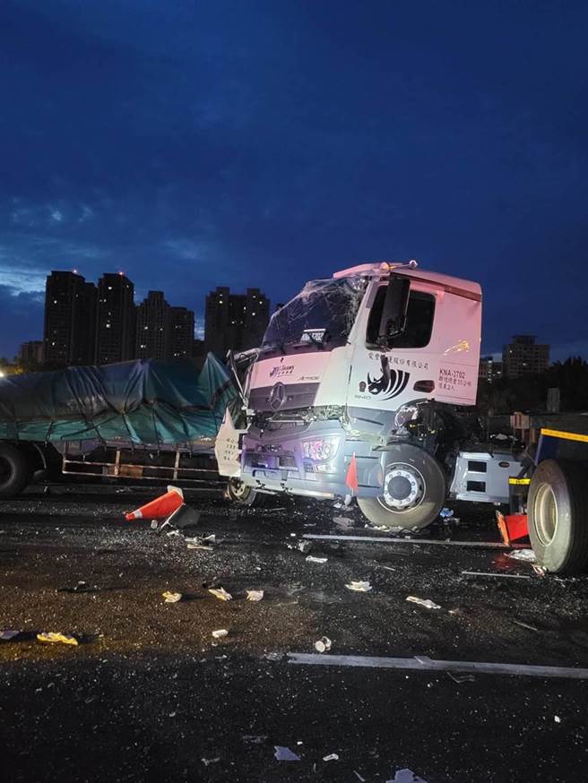 国1南下竹北交流道4车连环撞，1人命危4人轻伤。(庄旻静翻摄)