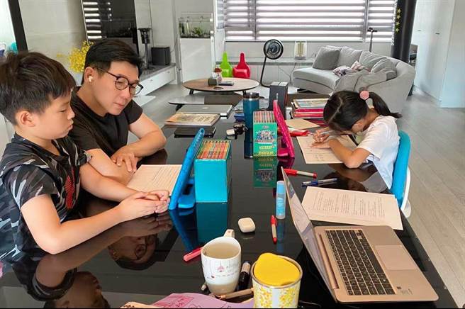 品冠目前在居家隔期期间，在家里照顾两位儿女，与粉丝分享家庭生活。（图/品冠脸书）