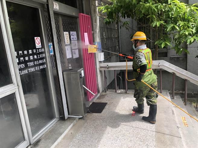 市府執行台中加工出口區移工宿舍環境消毒作業。（台中市政府提供）