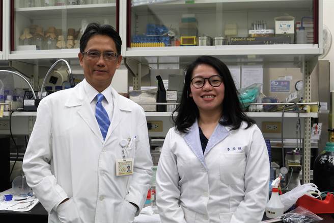 阳明交大急重症研究所所长许瀚水（左）及其研究生李欣烜（右）发现空污导致染疫的机制 。（阳明交大提供／林志成台北传真）