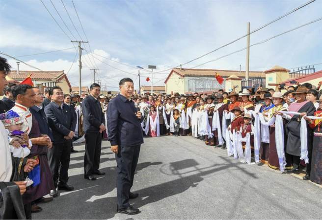 习近平七一前夕视察青海藏族自治州。取自新华社