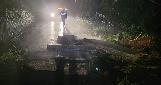 花蓮秀林鄉水源村7日因滂沱大雨，鄰近向陽山步道旁的土石不堪雨勢沖刷，山坡進而坍方，4塊共重達1公噸的巨石直接擋住道路，人車一度受困。（吉安警分局提供／羅亦晽花蓮傳真）
