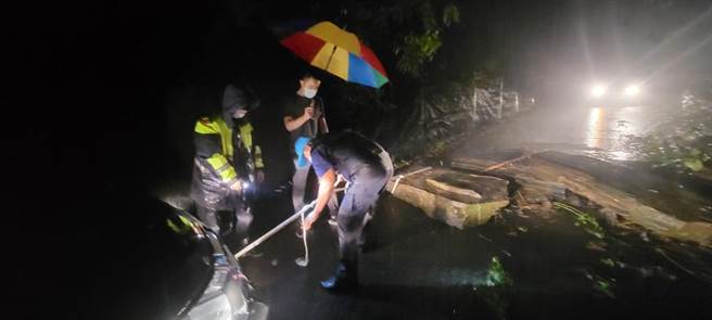 員警利用備用繩索，將兩端分別固定在巡邏車和巨石上，運用倒車的拉力將石塊緩緩移開。（吉安警分局提供／羅亦晽花蓮傳真）