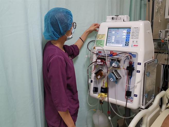 中央疫情指挥中心6日宣布，洗肾患者将列为124万剂AZ疫苗第二阶段施打者，医院指出，目前台湾约有9万多人需洗肾。(北荣总桃园分院提供／萧灵玺桃园传真)