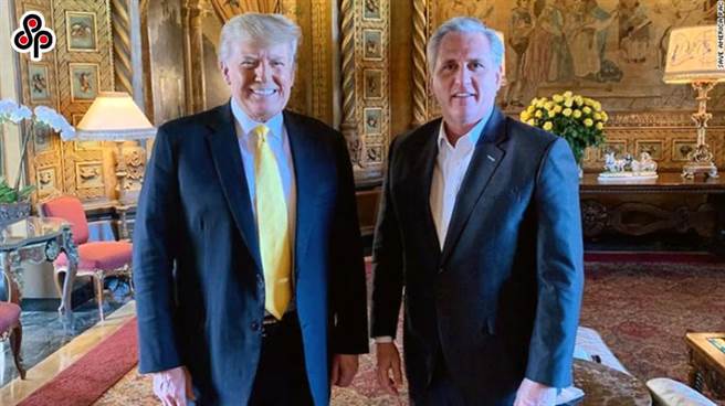 美佛州通过剑指中国法案，陆专家指巩固选举基本盘。图为今年1月28日美国前总统川普在佛州海湖庄园会晤共和党眾院少数党领袖麦卡锡，承诺会帮助共和党赢得2022年国会选举。（摘自Save America PAC）