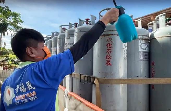 瓦斯配送员出发前都会先将瓦斯桶消毒。（民眾提供）