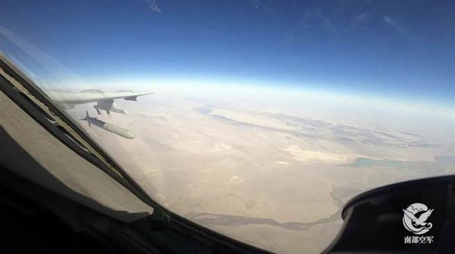 大陆军方首次公布轰-6K发射巡弋飞弹照片。取自南部空军微信公眾号